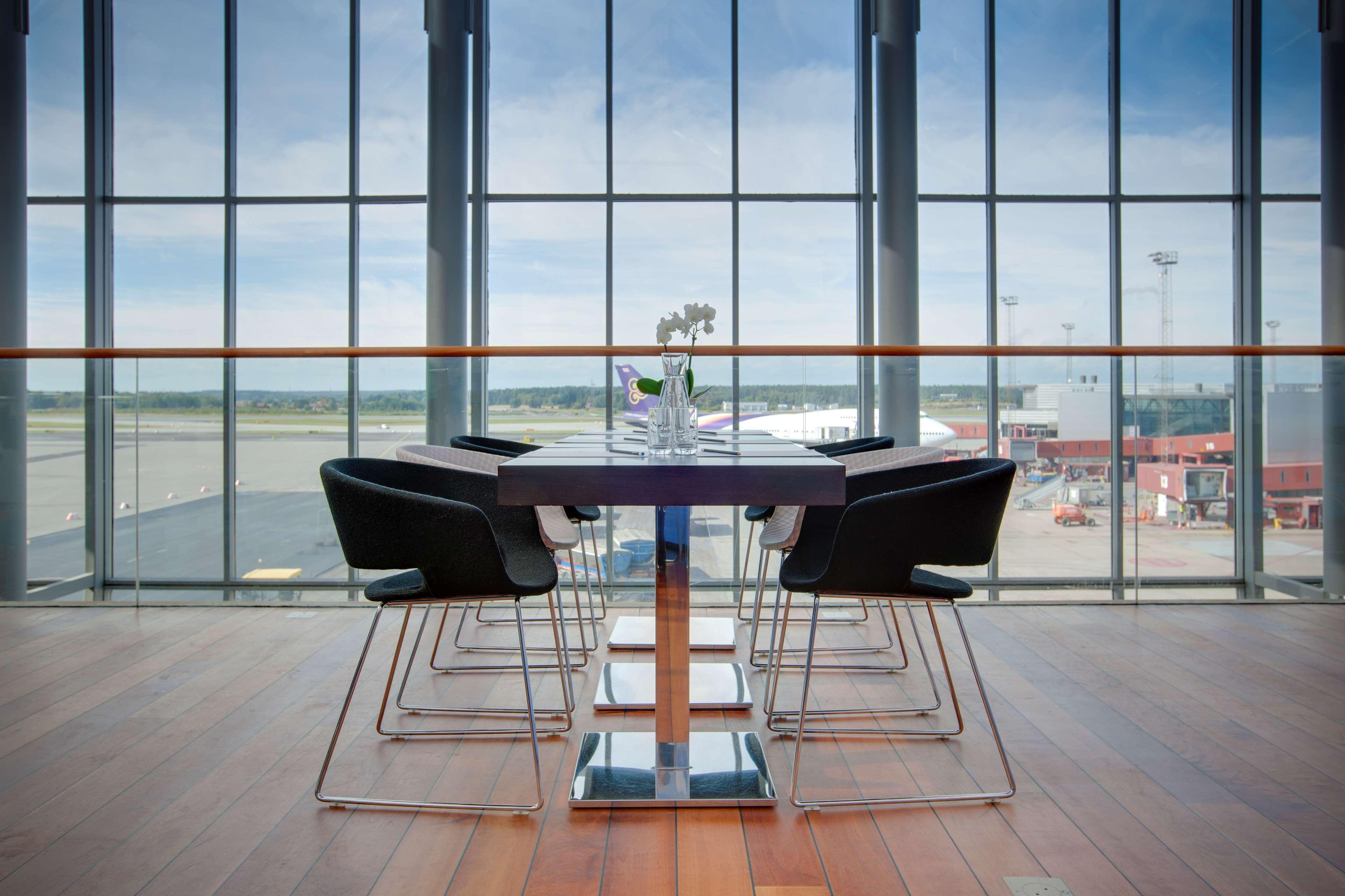 Radisson Blu Airport Terminal Hotel Arlanda Bagian luar foto The airport's lounge