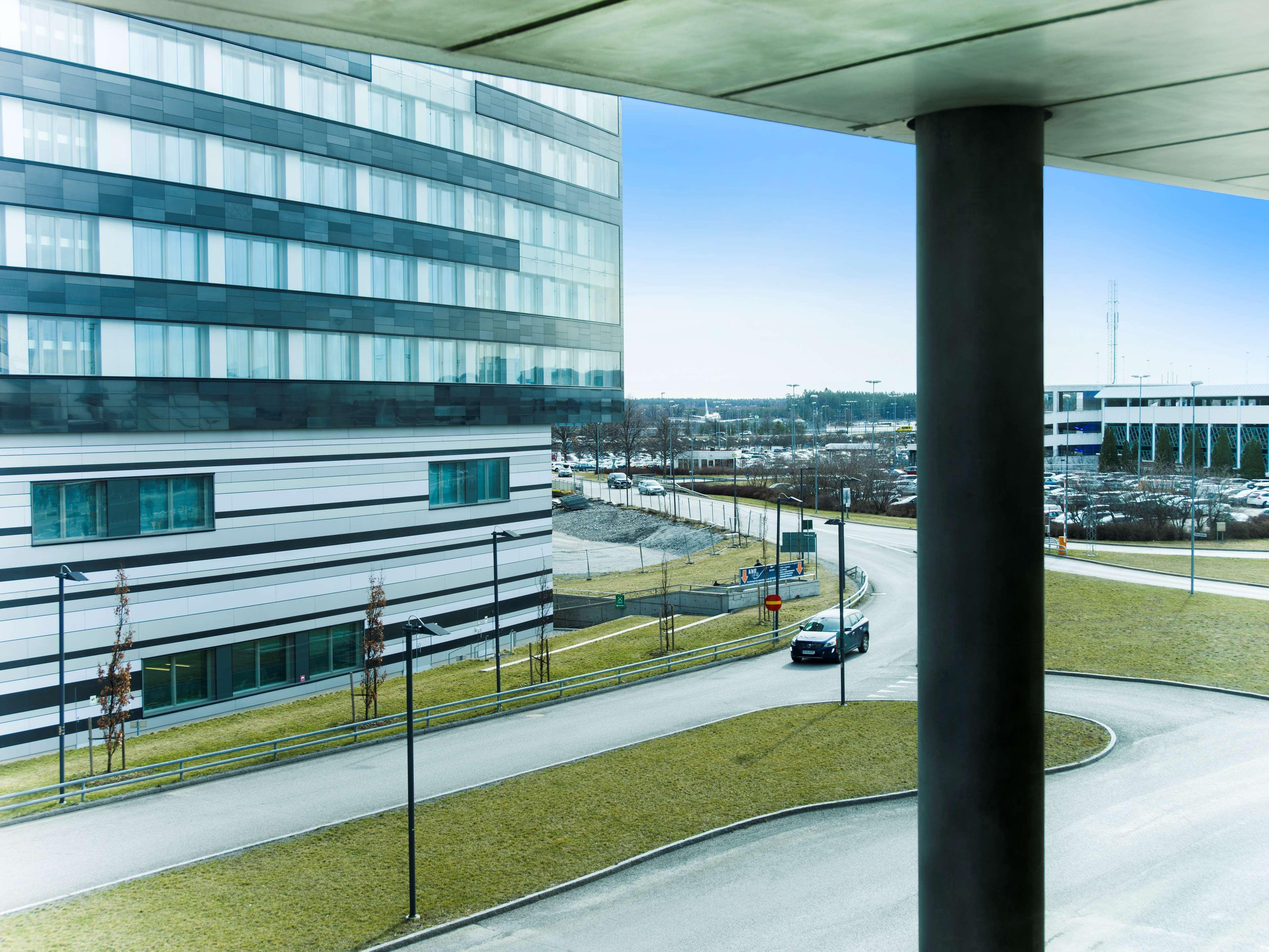 Radisson Blu Airport Terminal Hotel Arlanda Bagian luar foto "The building is located in the city of Jyväskylä, Finland. The building is a modern office building with a total area of 10,000 square meters. The building is equipped with a parking lot and a small parking garage. The building is a modern office bu