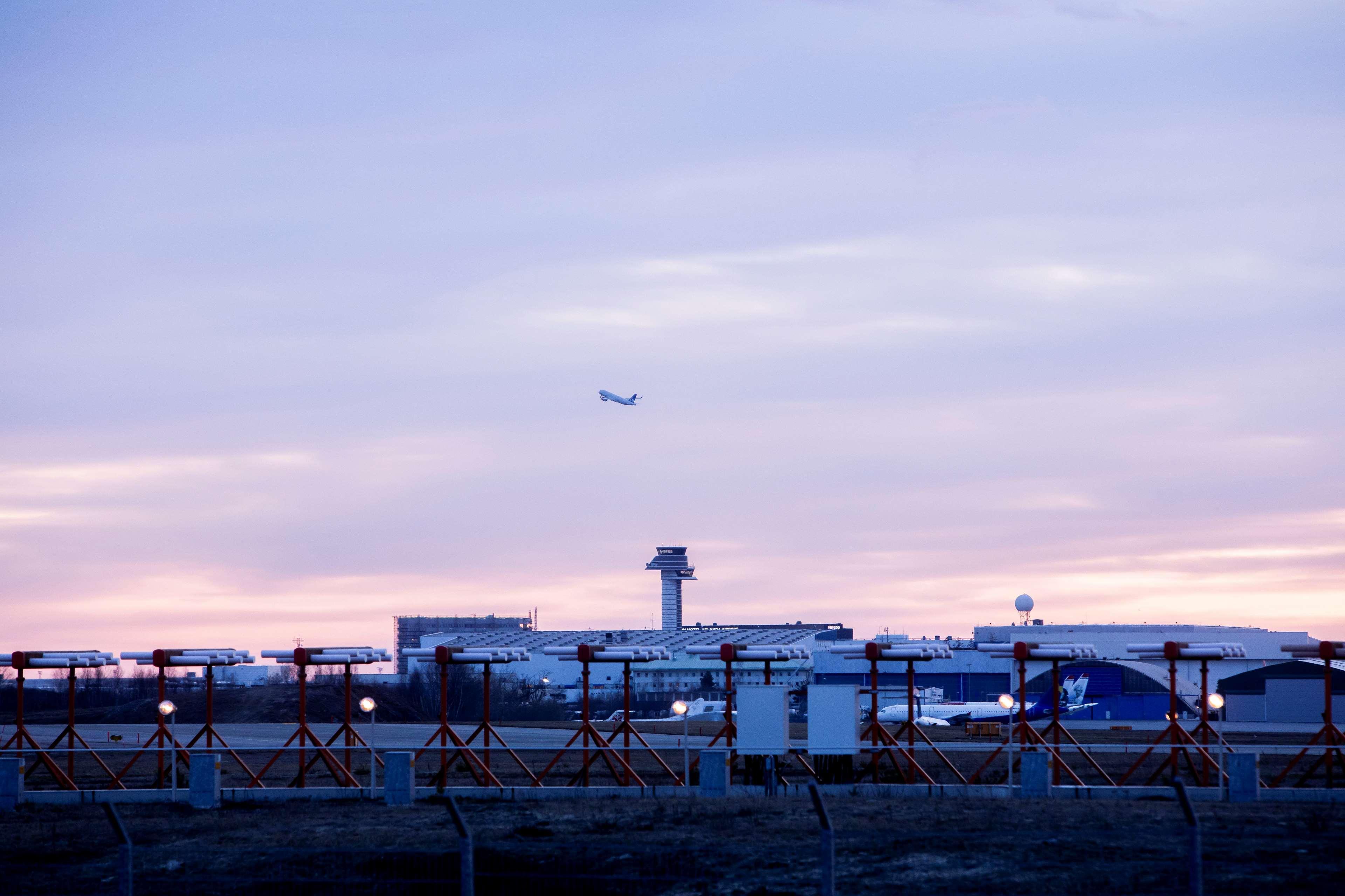 Radisson Blu Airport Terminal Hotel Arlanda Bagian luar foto The airport at night
