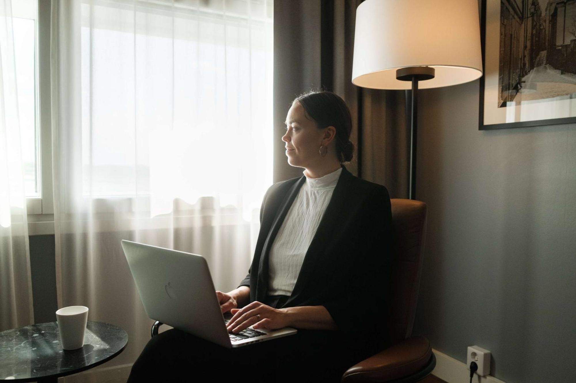 Radisson Blu Airport Terminal Hotel Arlanda Bagian luar foto A woman working on a laptop.