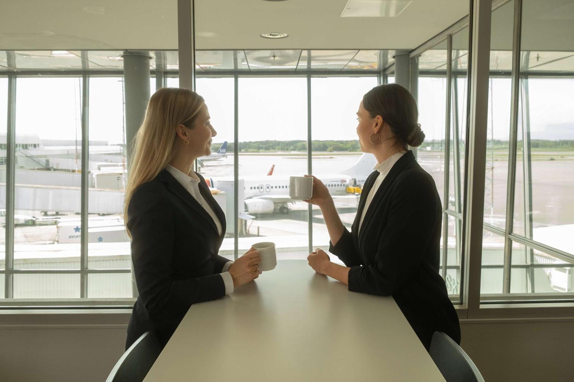 Radisson Blu Airport Terminal Hotel Arlanda Bagian luar foto Two businesswomen talking in a meeting