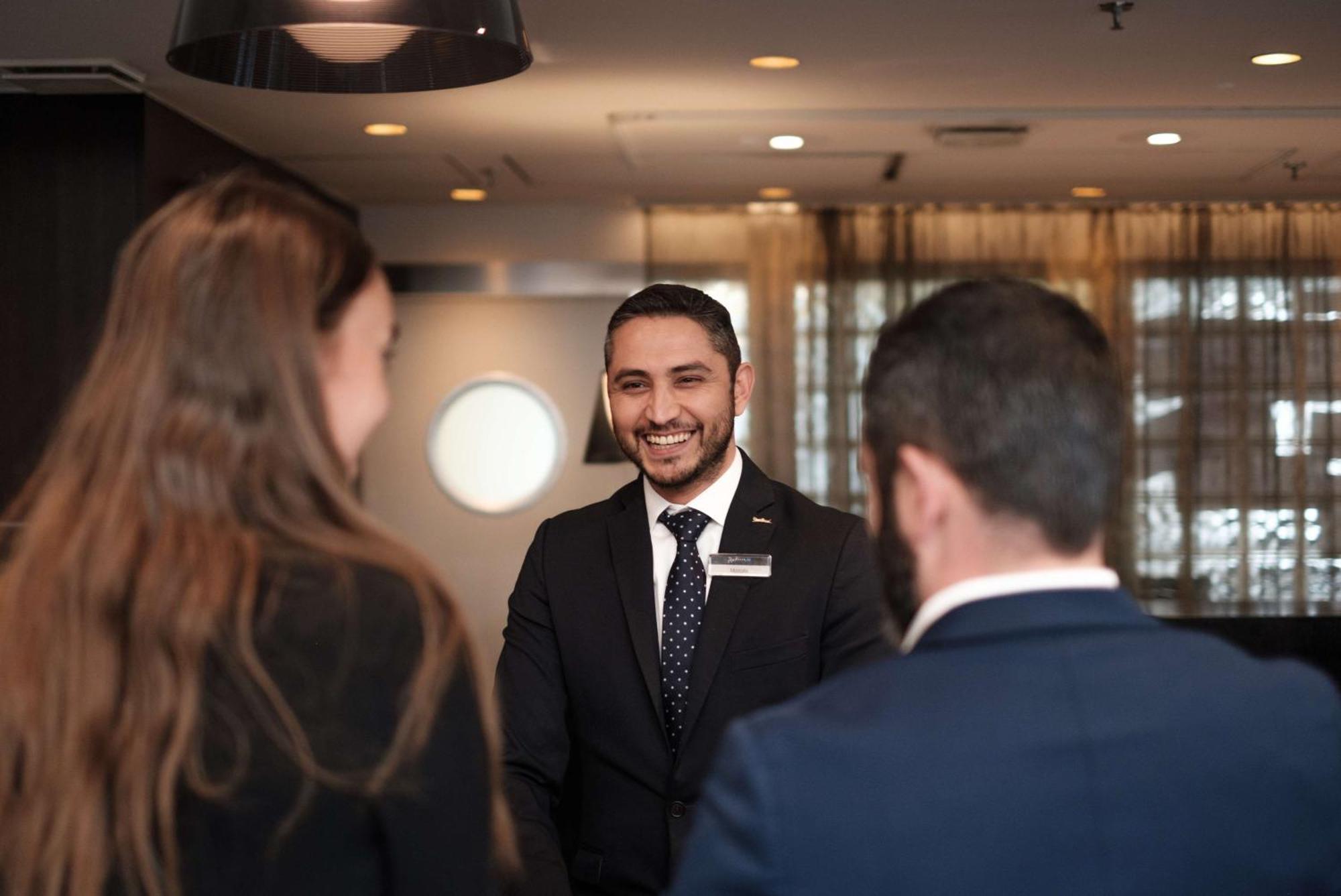 Radisson Blu Airport Terminal Hotel Arlanda Bagian luar foto Receptionist at a luxury hotel
