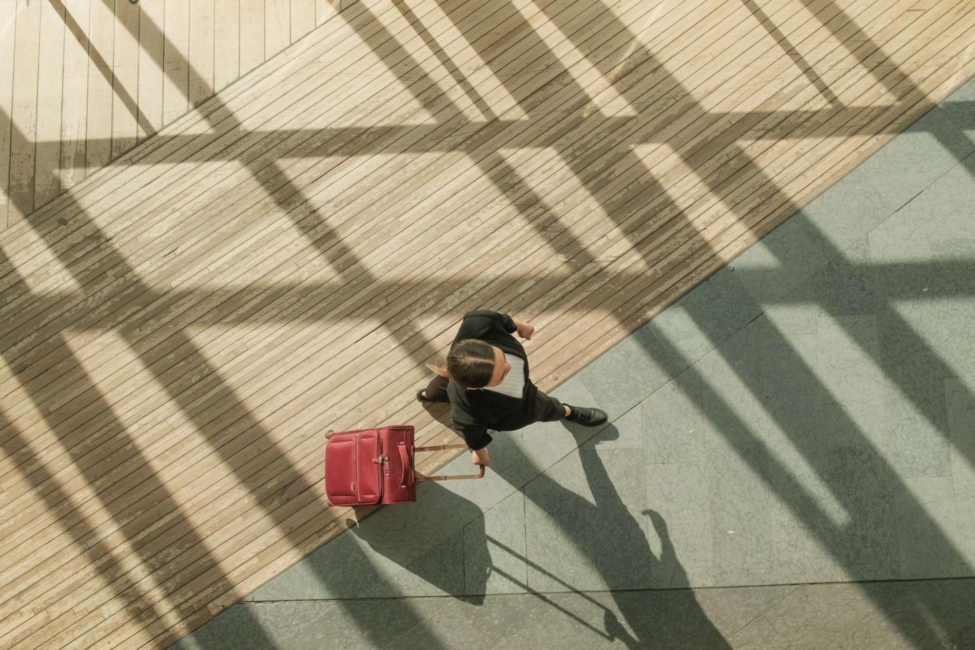 Radisson Blu Airport Terminal Hotel Arlanda Bagian luar foto A woman walking with a suitcase