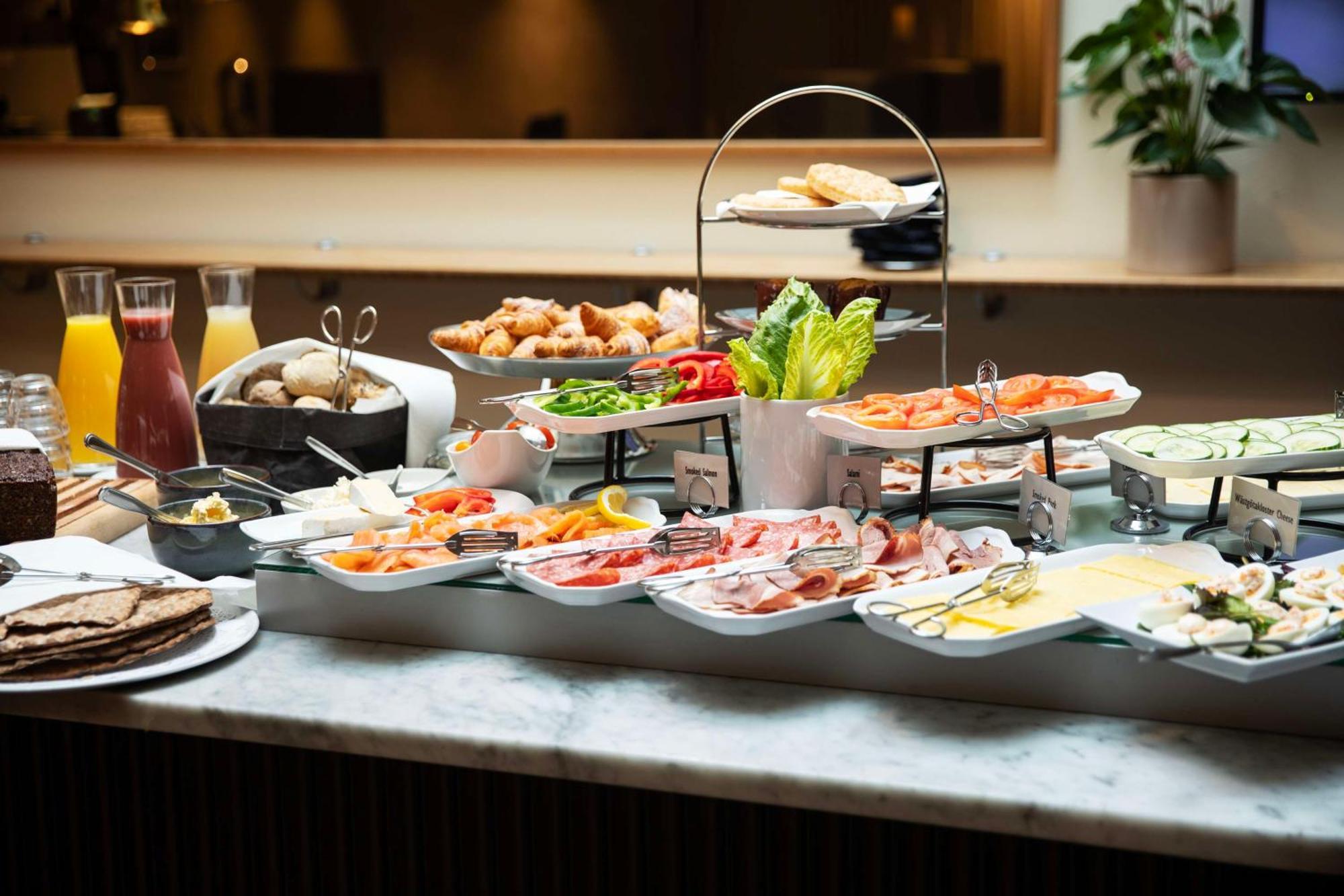 Radisson Blu Airport Terminal Hotel Arlanda Bagian luar foto Breakfast buffet at the hotel