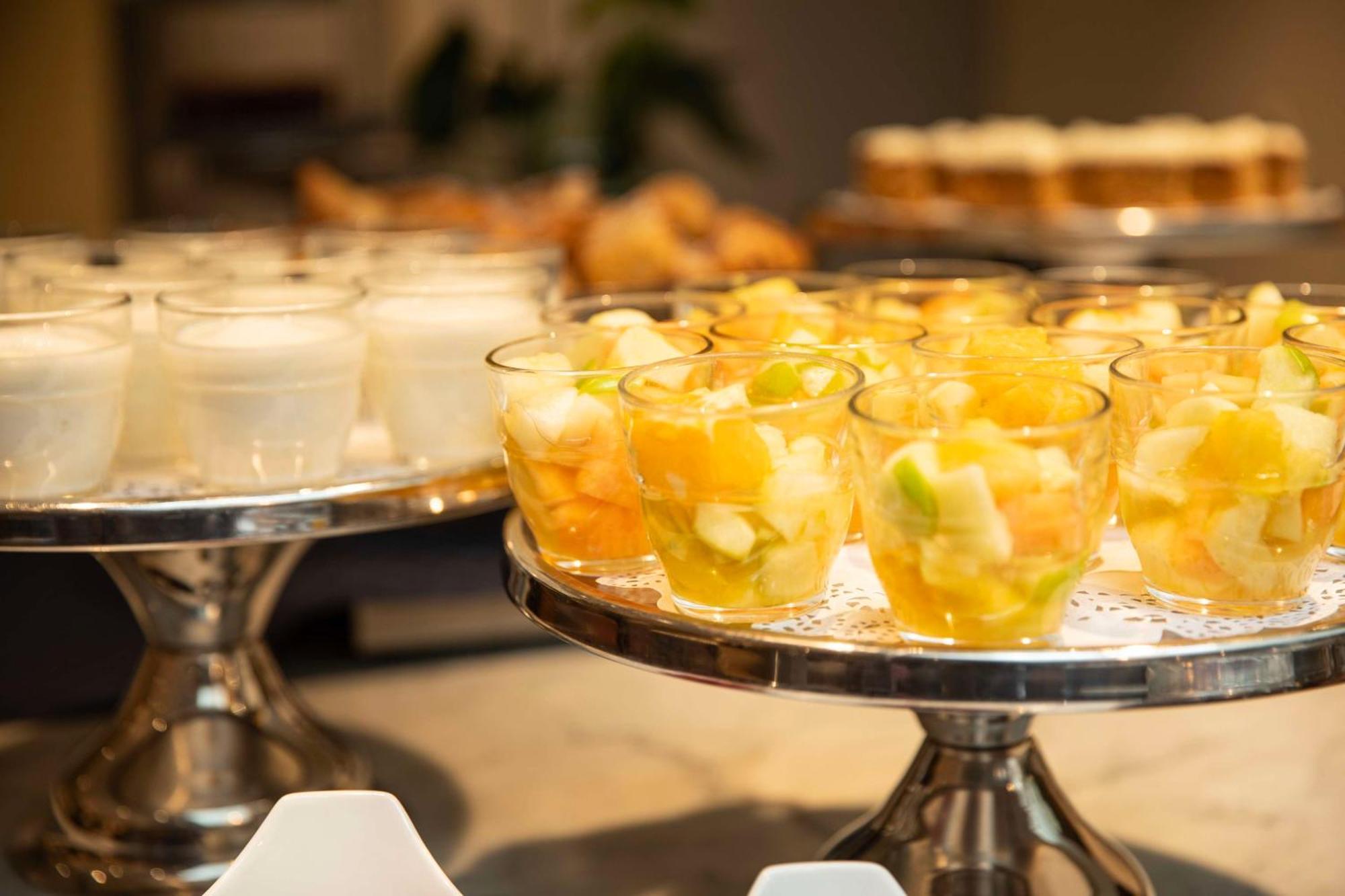 Radisson Blu Airport Terminal Hotel Arlanda Bagian luar foto Fruit salad