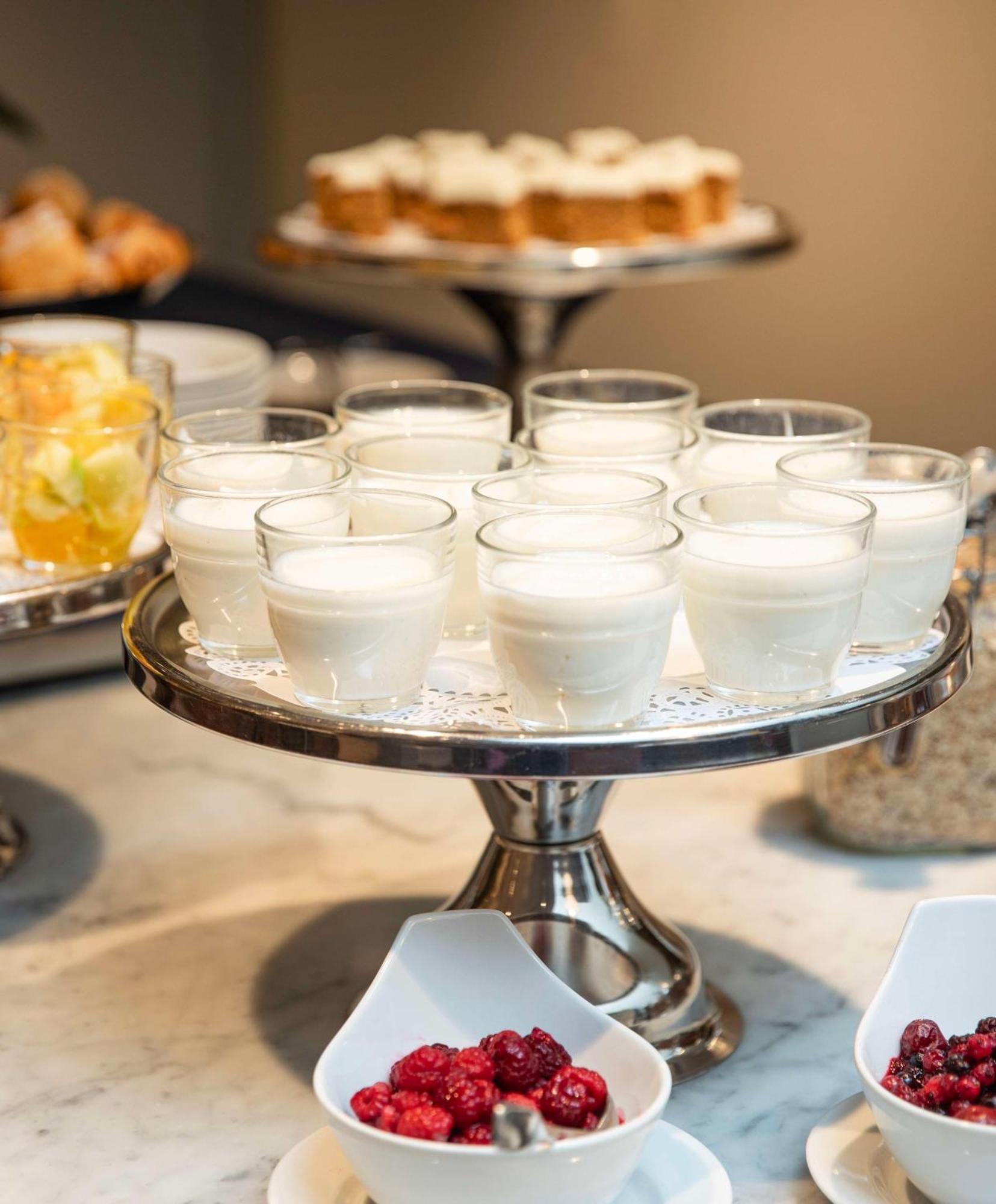 Radisson Blu Airport Terminal Hotel Arlanda Bagian luar foto Yoghurt