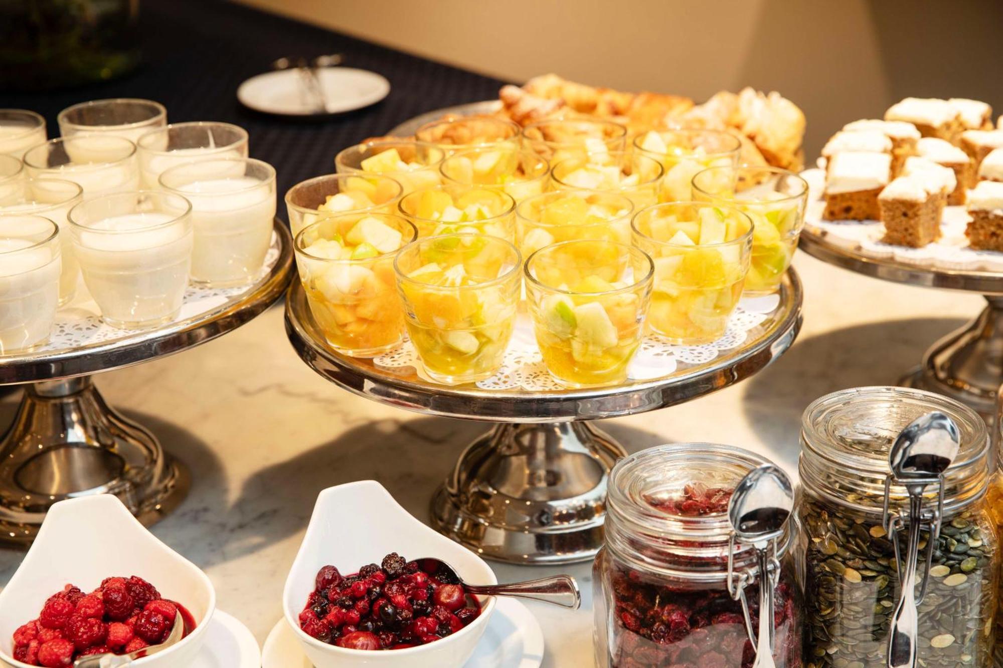 Radisson Blu Airport Terminal Hotel Arlanda Bagian luar foto Breakfast buffet