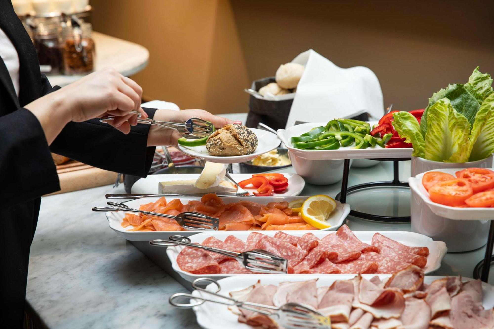 Radisson Blu Airport Terminal Hotel Arlanda Bagian luar foto Breakfast buffet